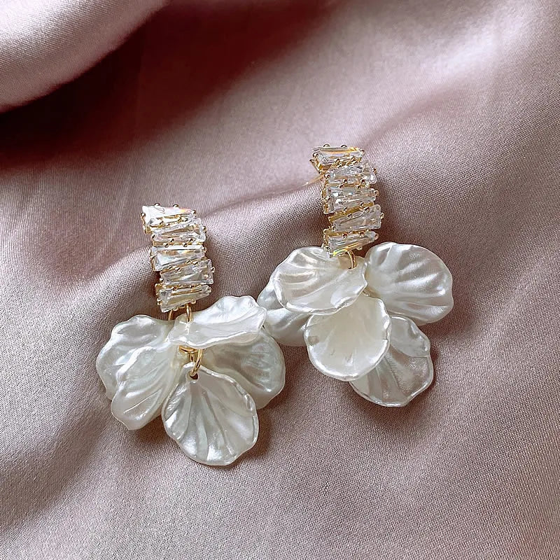 "2025 High-Class Imitation Shell White Flower Petal Earrings"