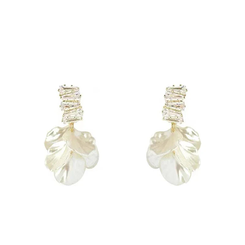 "2025 High-Class Imitation Shell White Flower Petal Earrings"