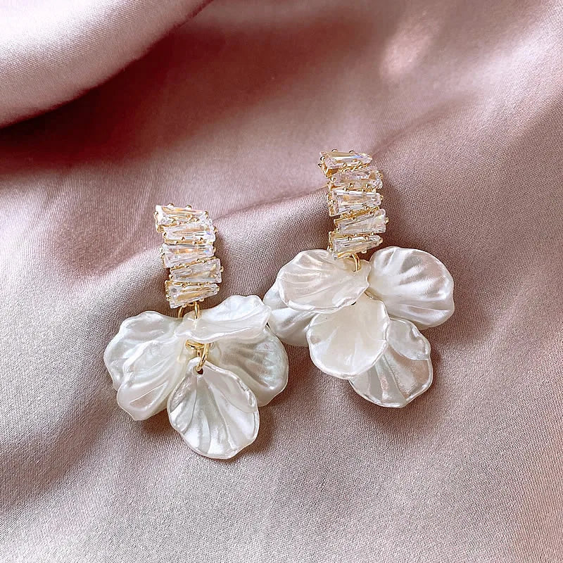 "2025 High-Class Imitation Shell White Flower Petal Earrings"