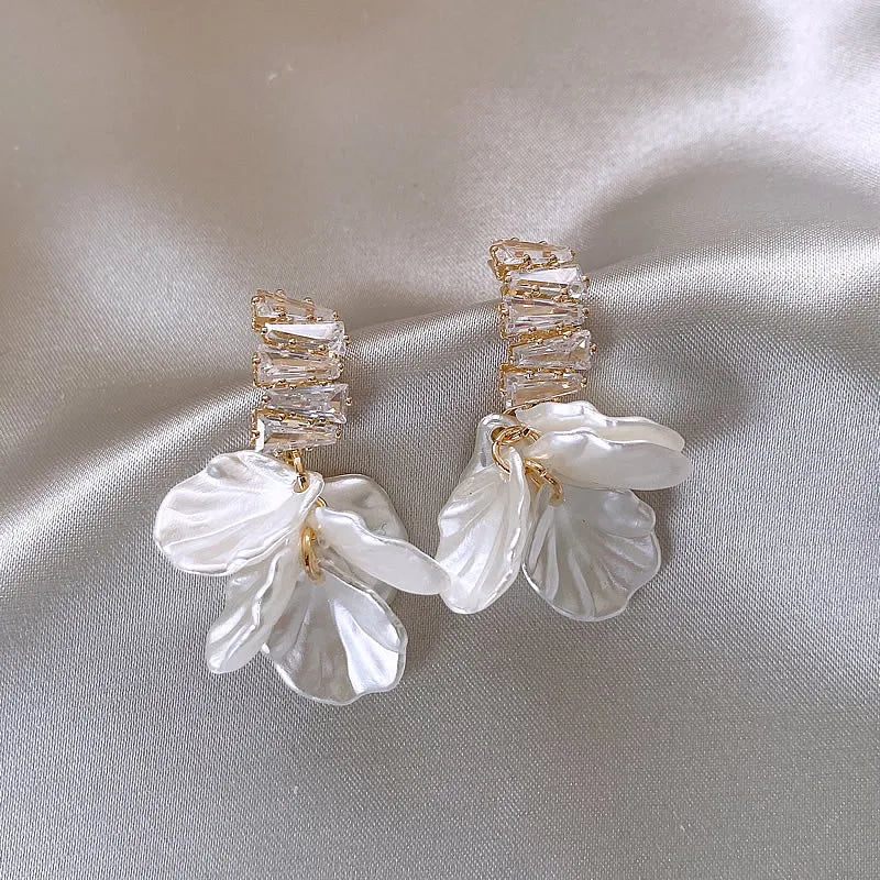 "2025 High-Class Imitation Shell White Flower Petal Earrings"