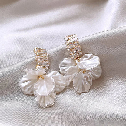 "2025 High-Class Imitation Shell White Flower Petal Earrings"