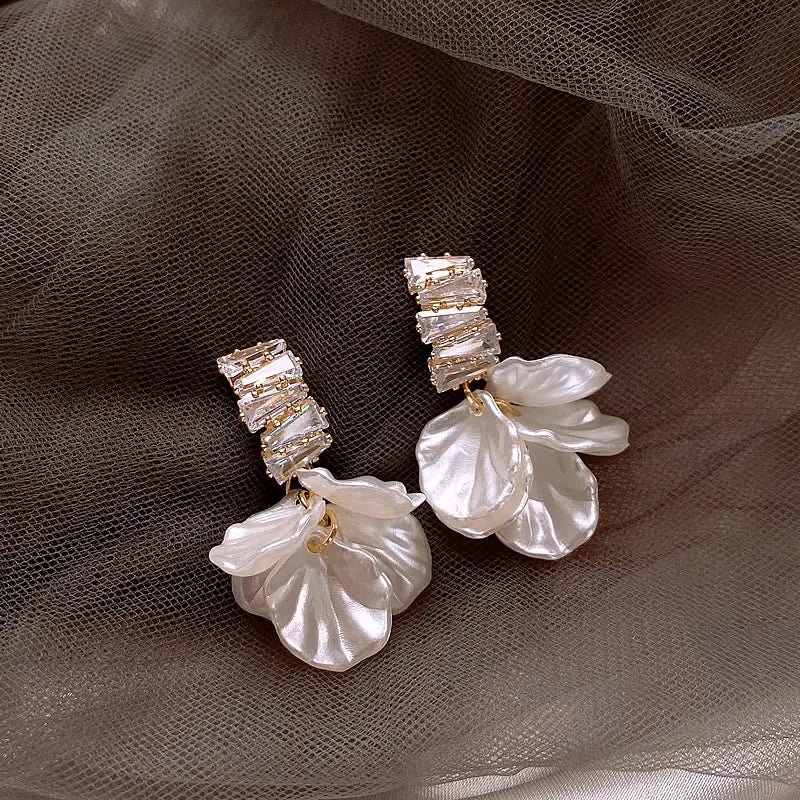 "2025 High-Class Imitation Shell White Flower Petal Earrings"