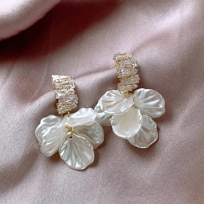 "2025 High-Class Imitation Shell White Flower Petal Earrings"