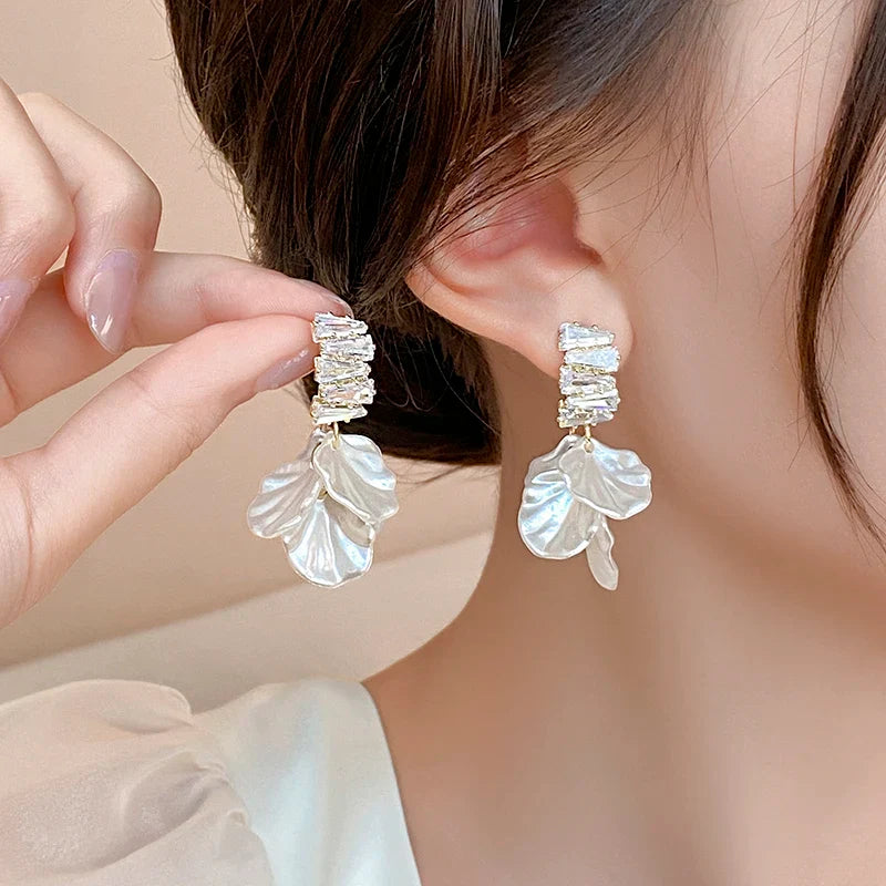 "2025 High-Class Imitation Shell White Flower Petal Earrings"